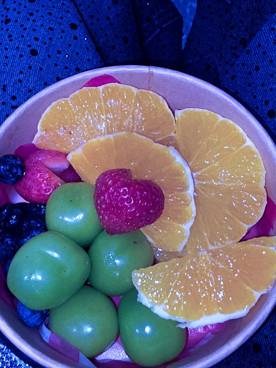 AzureRoot's tweet image. Bateu uma fome imensa de frutas, não consegui decidir qual, então comerei todas!