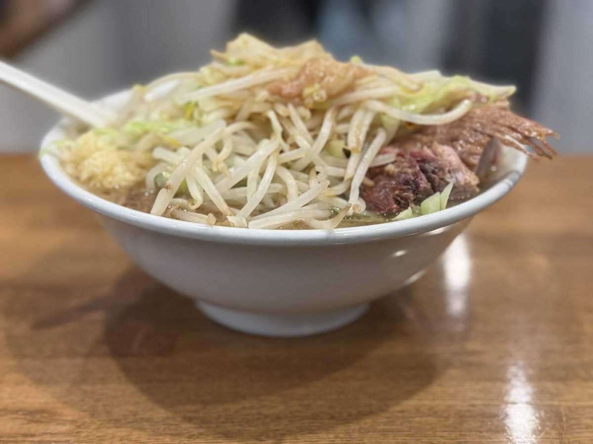のスた@下明神
太麺 醤油

本能に突き刺さる。
醤油のキレや麺の滑らかさ、豚の旨味、野菜のシャキシャキ感が波状攻撃で押し寄せてきて凄まじい破壊力。うんまい！
