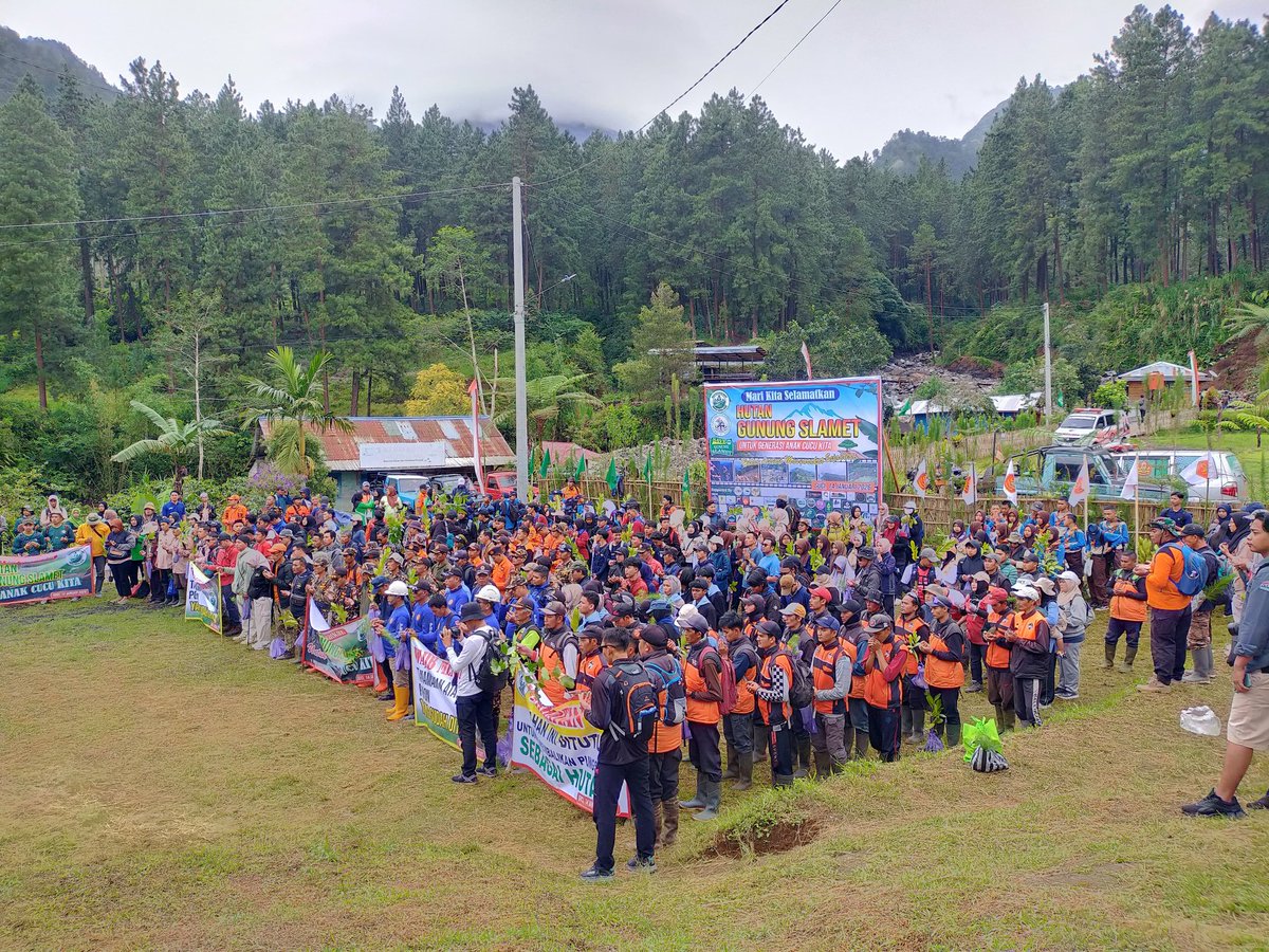 reksabumitegal's tweet photo. @HumasTegalkab @dlhkabtegal @cdk5dlhkjateng @PerumPerhutani @kemenhut_ri @RajaJuliAntoni 14 Januari 2026 masyarakat Guci, pelaku wisata Guci, dan relawan berinisiatif melakukan penanaman di sejumlah area hutan di atas Obyek Wisata Guci. Dalam kesempatan ini sejumlah unsur pemerintah juga hadir mengikuti kegiatan penanaman ini. https://t.co/Czy1Dl20kn