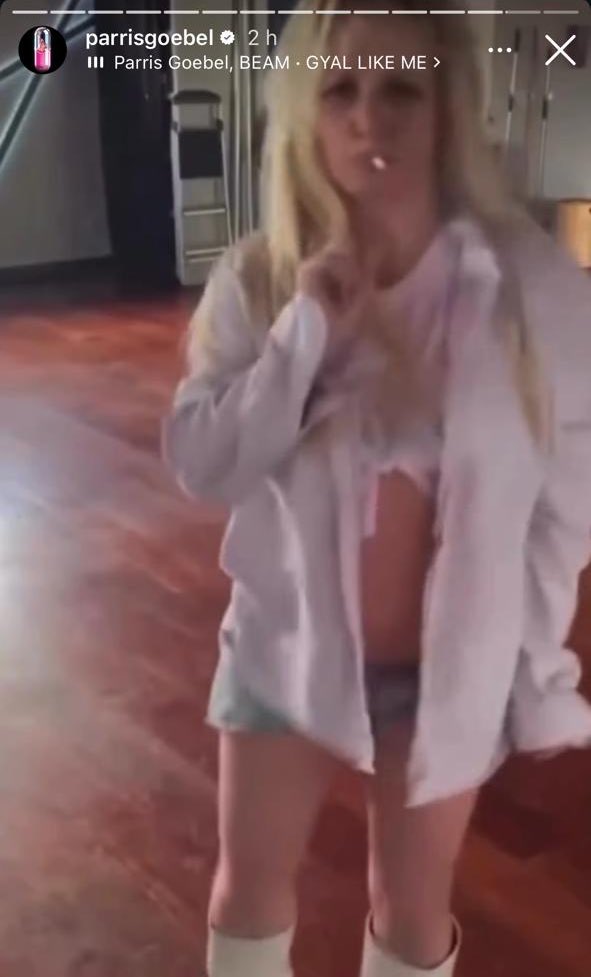 xbritneyonline's tweet image. 🚨 Parris Goebel, coreógrafa e diretora criativa dos shows da Lady Gaga no Coachella e em Copacabana posta vídeo de Britney Spears em seus stories e em seguida, uma moça com biquíni com cores do Brasil.