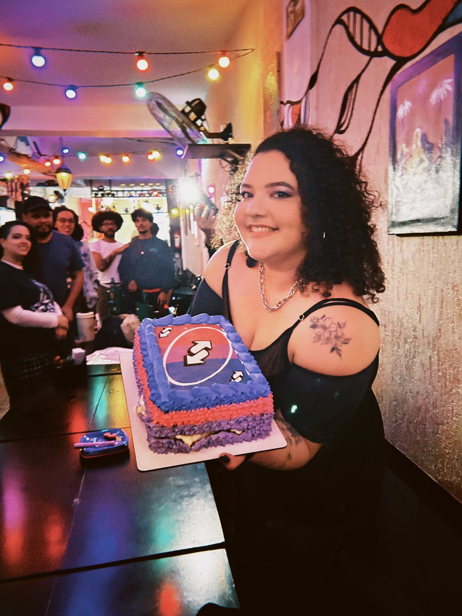 meu bolo de aniversário perfeito e eu 🩷💜💙