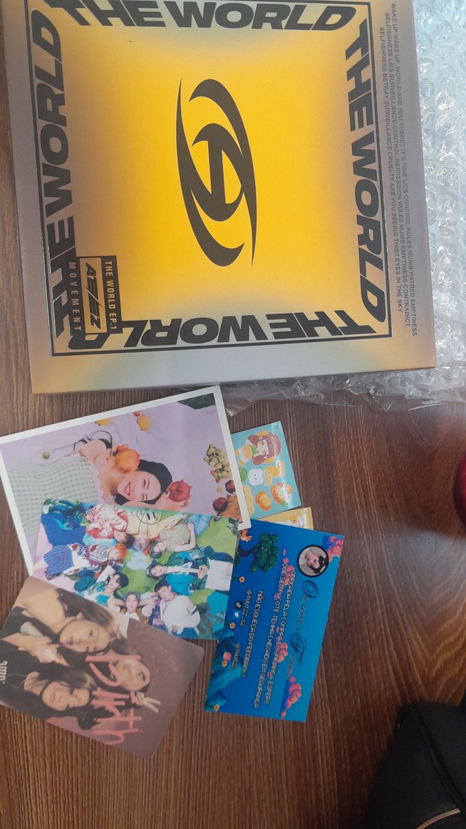 Feedback positivo para <a href="/twutzz_s2/">ܻ⨍rᥲᥒᥴ᥆ ๋ ꜝ ֶָ֪ ٭</a> o álbum que comprei por uma ceg do mercari fiz a retira em mãos e o veio em ótimas condições e bem embalado 💜💜 amei os brindes 💜 obrigada ✨️