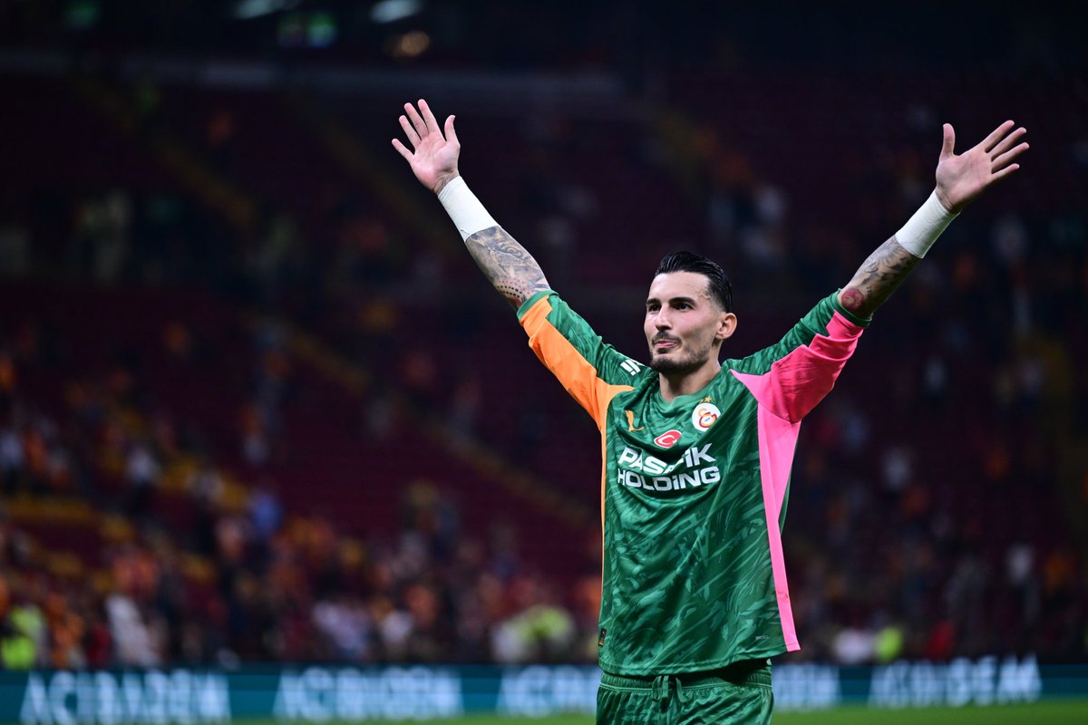 Bu sene Osimhen, Sane dahil şu ana kadar yaptığımız en iyi iş oldu. Ülkenin en güven veren kalecisine sahibiz öncesinde ismi geçen yüksek maliyetli kaleciler bu verimi veremeyecekti. Avrupa'da yıllar sonra kaleci zaafiyeti yaşamıyoruz. Israrcı olan başkandan Allah razı olsun..