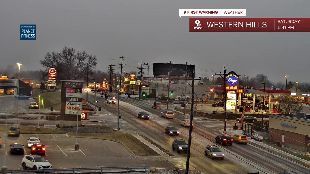 MarkStitz's tweet image. 9 First Warning: Light snow is reaching the ground in spots around the Tri-State. A couple of inches by midnight and as much as 5"-6" on Sunday morning. #wcpo