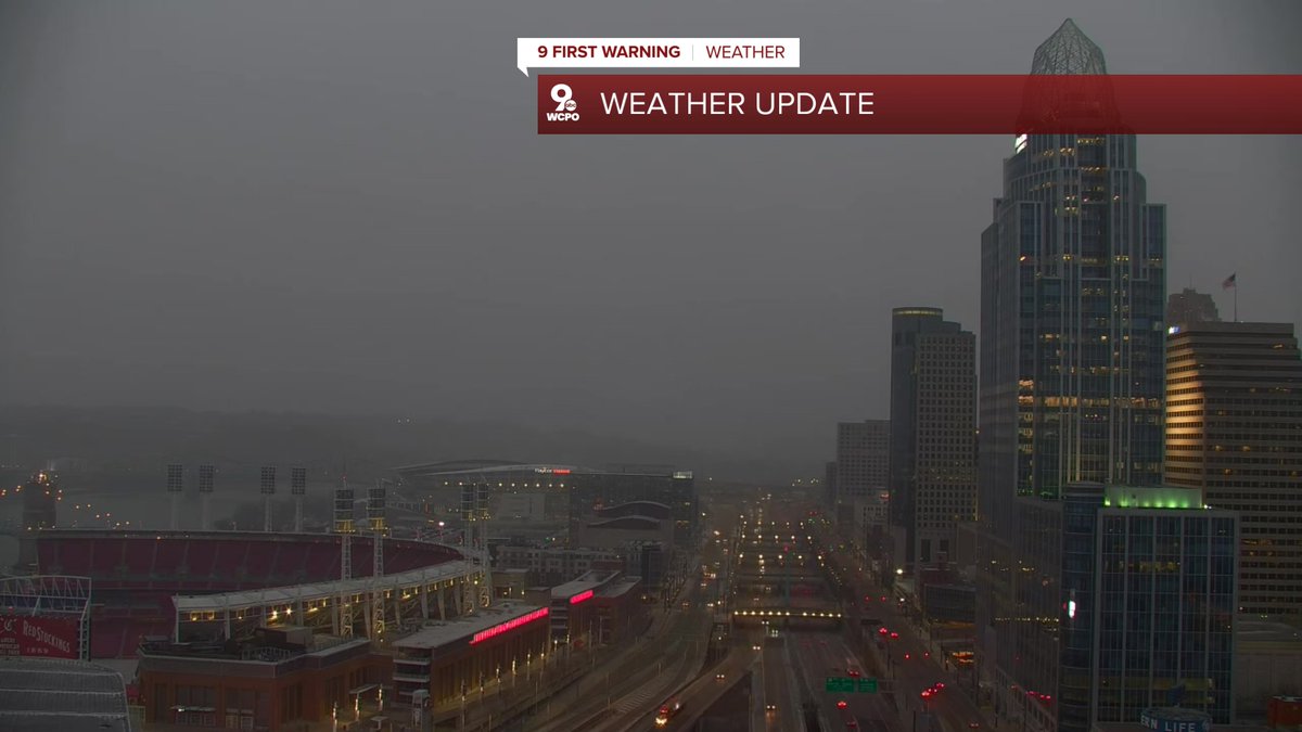 MarkStitz's tweet image. 9 First Warning: Light snow is reaching the ground in spots around the Tri-State. A couple of inches by midnight and as much as 5"-6" on Sunday morning. #wcpo