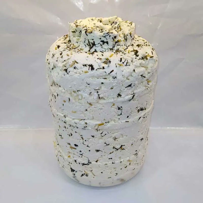 Dogancelik65's tweet photo. Bugün otlu peynir almak için peynirciler çarşısına gittim. Bazı esnaflar artık işin tadını iyice kaçırmış. Bir kilogram otlu peynir 700 TL! Arkadaş, bu ne saçmalık, ne fiyattır bu? Gerçekten ne oldu da otlu peynir kilosu 700 TL'ye dayandı? https://t.co/bquTM4ciyn