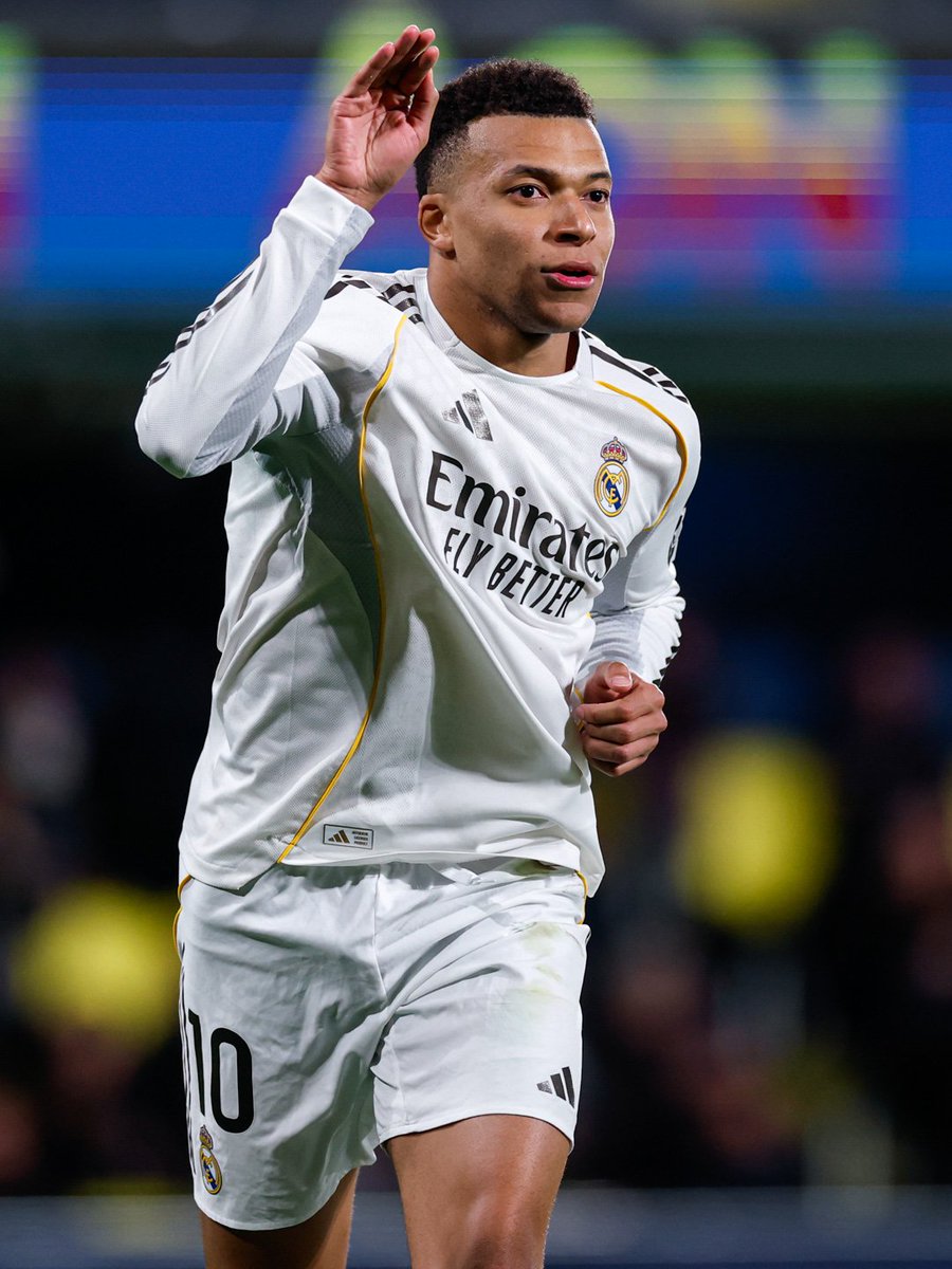 Mat_tttm's tweet image. Máximos goleadores del Real Madrid:
1. 🇵🇹 Cristiano Ronaldo - 450
2. 🇫🇷 Karim Benzema - 354
3. 🇪🇸 Raúl - 323
4. 🇪🇸🇦🇷 Alfredo DiStéfano - 306
5. 🇪🇸 Santillana - 291
6. 🇭🇺 Ferenc Puskás - 242
7.  🇲🇽 Hugo Sánchez - 208
8. 🇪🇸 Paco Gento - 179
9. 🇪🇸 Pirri - 173
10. 🇪🇸 Emilio…