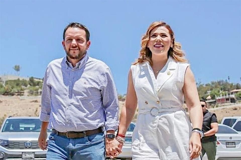 🗳️📌 PRESIDENTA ANTICORRUPCIÓN PIDE A GOBERNADORA DEJAR EL CARGO

La presidenta del Sistema Nacional Anticorrupción (SNA), Vania Pérez, pidió a la gobernadora de Baja California, Marina del Pilar, separarse del cargo.

El motivo es la investigación abierta por la FGR contra su