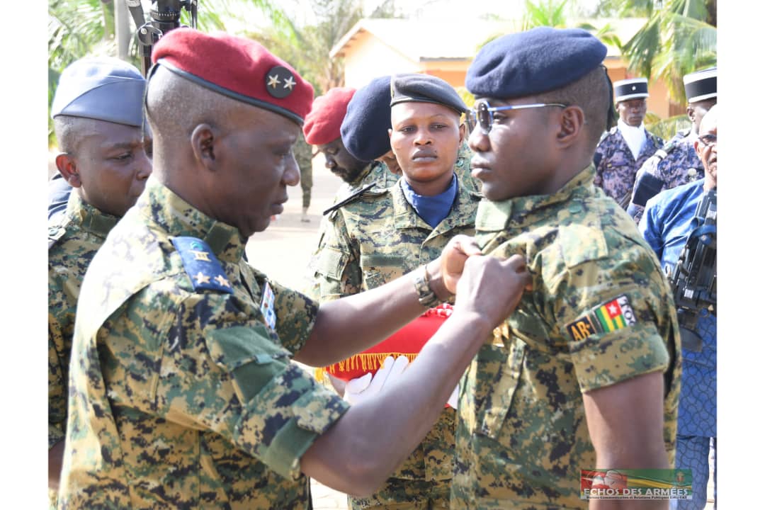 DefenseTg's tweet image. La Nation togolaise 🇹🇬 a rendu, samedi 24 janvier 2026, un hommage solennel aux militaires tombés au champ d’honneur, aux blessés et aux auteurs d’actes de bravoure dans le cadre de l’Opération Koundjouaré, lors d’une cérémonie organisée au #RPC à Kara. defense.gouv.tg/ceremonie-dhom…