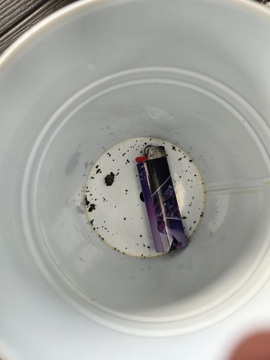 Oma_Opa_Love_U's tweet image. Huge lava plumes at Kilauea.
We're 8 miles away. That's not rain you hear in the video. Its tiny pebbles of lava called tephra falling on our metal roof. Also a picture of some of the tephra that fell into one of our planters. 🌋