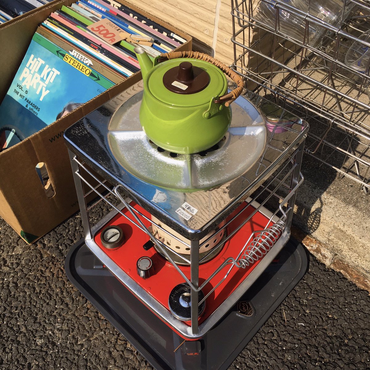 錆猫本舗別館の昨日の様子です。お店の前にはストーブを、お店の中には