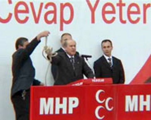 GencAtsizlar_'s tweet photo. Halının ipleri sağa sola nida atarak attığınız bu urganlardan mı dokundu? 

@MHP_Bilgi https://t.co/7FHehBe043