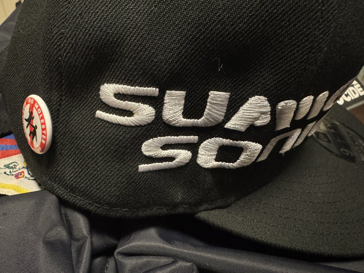 manup108's tweet image. 会場で
知らないお客さんが「ええCAP」って褒めてくれはりましたけど！！そうです！！
ええCAPなんです！サマソニ大阪で買いました！SNSだけじゃなく普段からアピールしまくってます（あらゆることを）
その方！同じおにぎりをたぶん買ってはったから「私もおにぎりです」って見せた

@_______THESUN