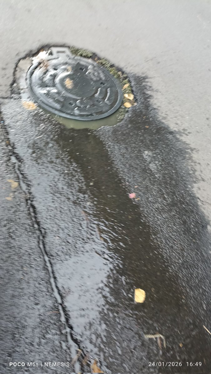 Azvendarf's tweet photo. @SACMEX_DENUNCIA @XochimilcoAl si apoyo para atender un alcantarilla tapada, se está desbordando el agua sucia. Cuauhtémoc entre Aldama y arenal, Santa María Tepepan, https://t.co/PgJXNw1paq