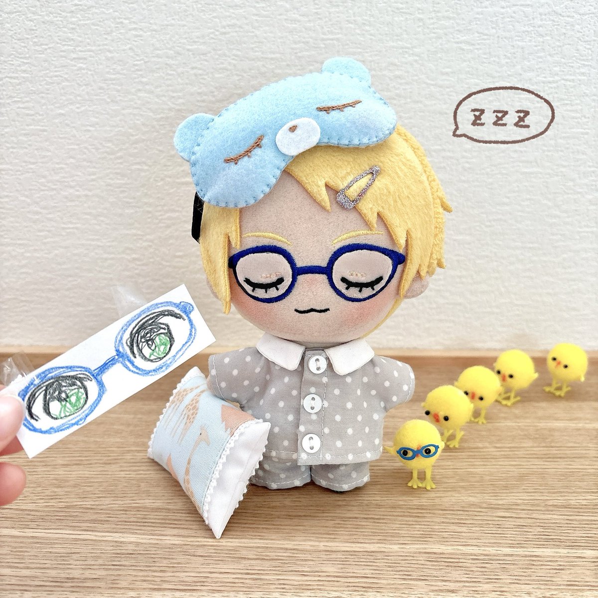 おはよう ゆうくん。なんか おかお へんじゃない？？

🐥「ん〜〜……」

…ねてる！