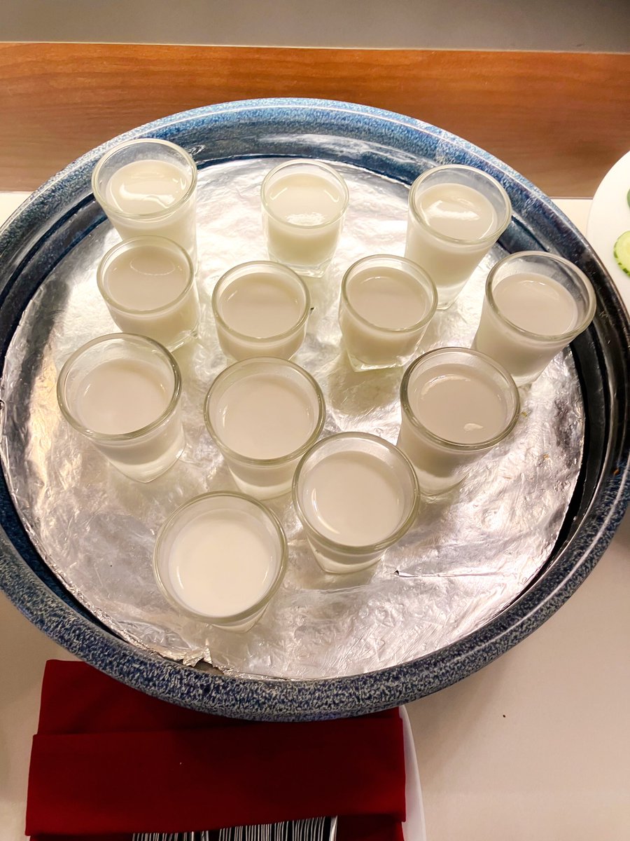 ベトナムは菓子類も充実。甘味が苦手な自分だが、米粉系やココナッツの素朴な味には惹かれた。とぅるとぅる米粉クレープに甘塩タレを付ける一枚目、もっちり生地にほろほろのココナッツさつま芋餡が入った二・三枚目が特に美味しかった。ヨーグルトも充実していて披露宴にも既製品が並べられていた。