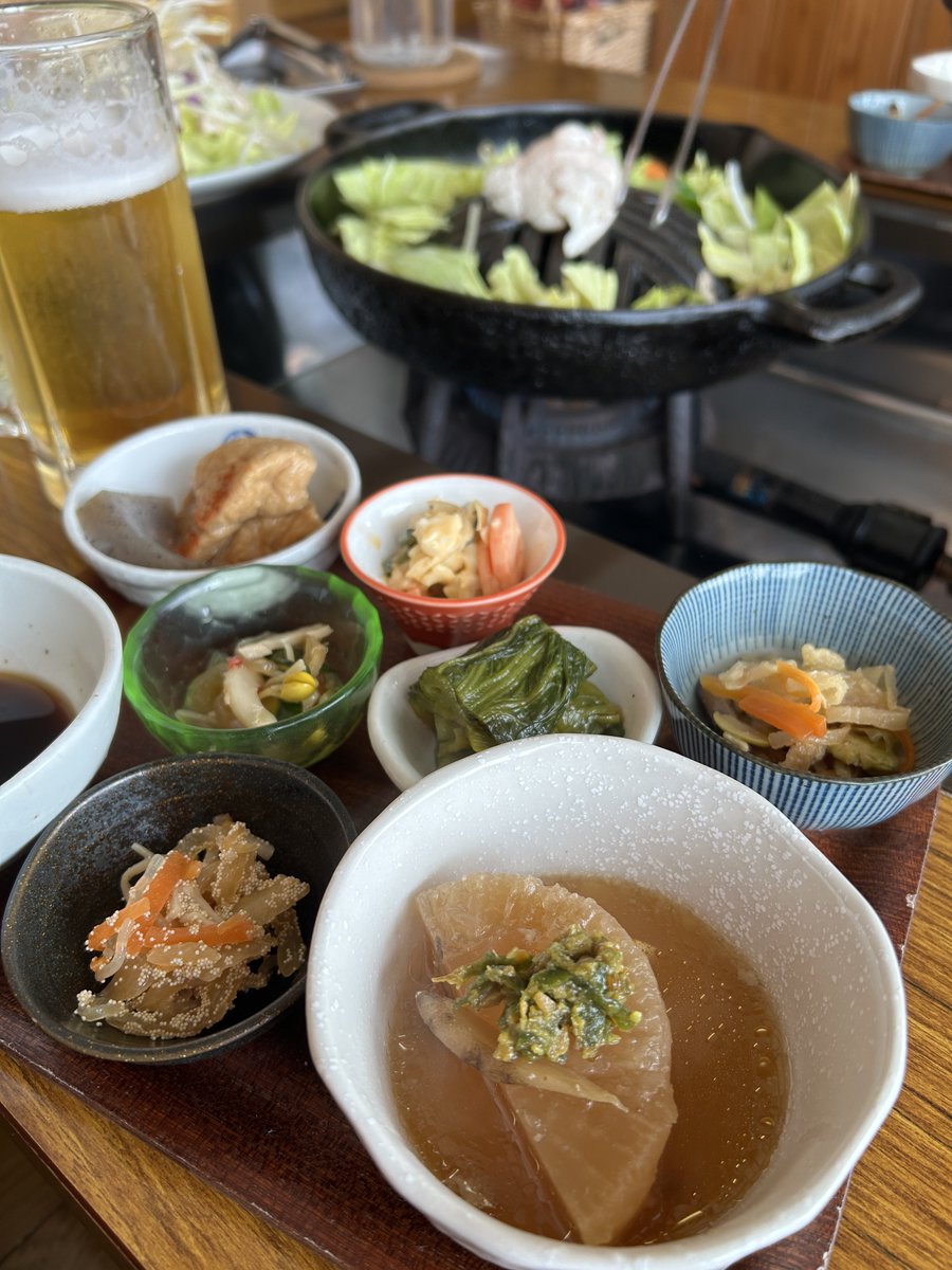 seriayuki's tweet photo. 山形蔵王に来ています。昨日の昼はずっと行きたいと思っていた「バーぺキュー白樺」さんに。
なんとお店飼育の羊をジンギスカンでいただけるお店で、このお肉が食べたことないレベルで美味でした。
お惣菜も手が込んでいて何もかもが美味しい。幸せ。 https://t.co/rzZ26Q18OH