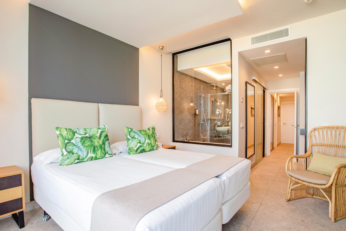 Jet2tweets tweet media