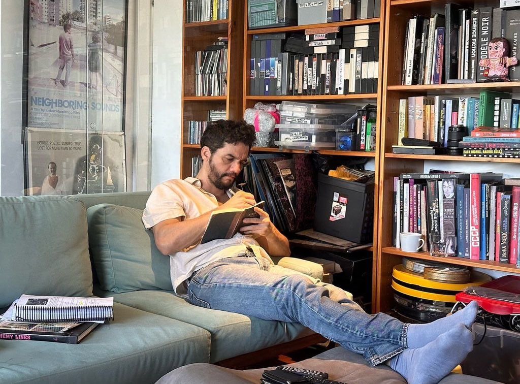 queria ter conhecido ele no carnaval de 2001, me mudado com ele pro rj, ter tido 3 meninos, ser amada aos berros sempre que puder e ter essa visão na minha sala mais vezes que eu pudesse contar…