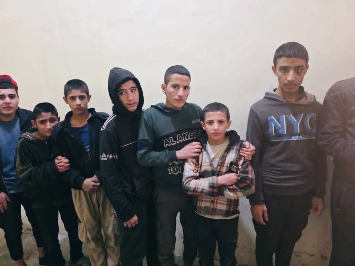 إلى العالم، إلى داعمي قسد( SDF) وحزب العمال الكردستاني( PKK)، وإلى اليسار الغربي الذي لا يزال يدعم ميليشياتٍ متطرّفةً استبداديّةً، ويُجمّل الوهم الشيطاني المسمّى “روجافا”:

انظروا جيّدًا إلى هذه الصور.
وتساءلوا بصدق: هل أنتم فخورون بما ترون؟

اليوم، السوريّون، كلّ السوريّين على