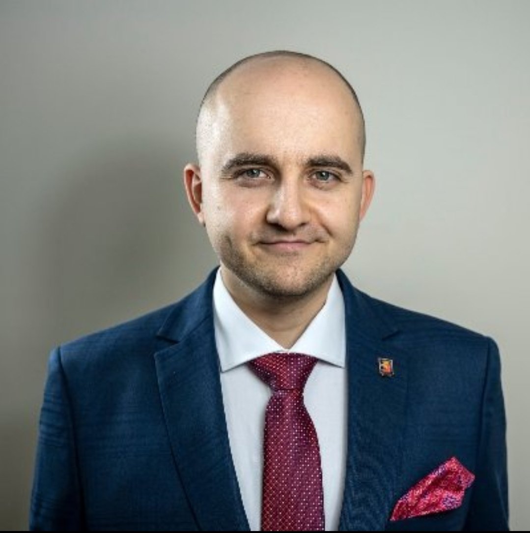 PolitycznymOkie's tweet photo. NAJBARDZIEJ ODRAŻAJĄCE POSTACIE PIS

TARCZYŃSKI - człowiek, który pochwala morderstwo niewinnego człowieka w biały dzień  przez amerykańskie służby przypominające Gestapo i faszystowskie bojówki 

MATECKI - złodziej, hejter, prymityw, który przyczynił się do śmierci syna posłanki Filiks 

MEJZA - złodziej i oszust rodziców chorych na raka dzieci, kanalia, która potrafi wykorzystać każdą ludzką tragedię, każde ludzkie nieszczęście

ZIOBRO - złodziej, bandzior i mafiozo, który jako minister sprawiedliwości doprowadził do bezprawia i zniszczenia życia wielu ludziom

Niby tacy obrońcy życia nienarodzonego, a potrafią zrobić z człowieka śmiecia.

Niby tacy katolicy, a ludzkie życie i zdrowie nie ma dla nich znaczenia, gdy chodzi o osoby o innym światopoglądzie.