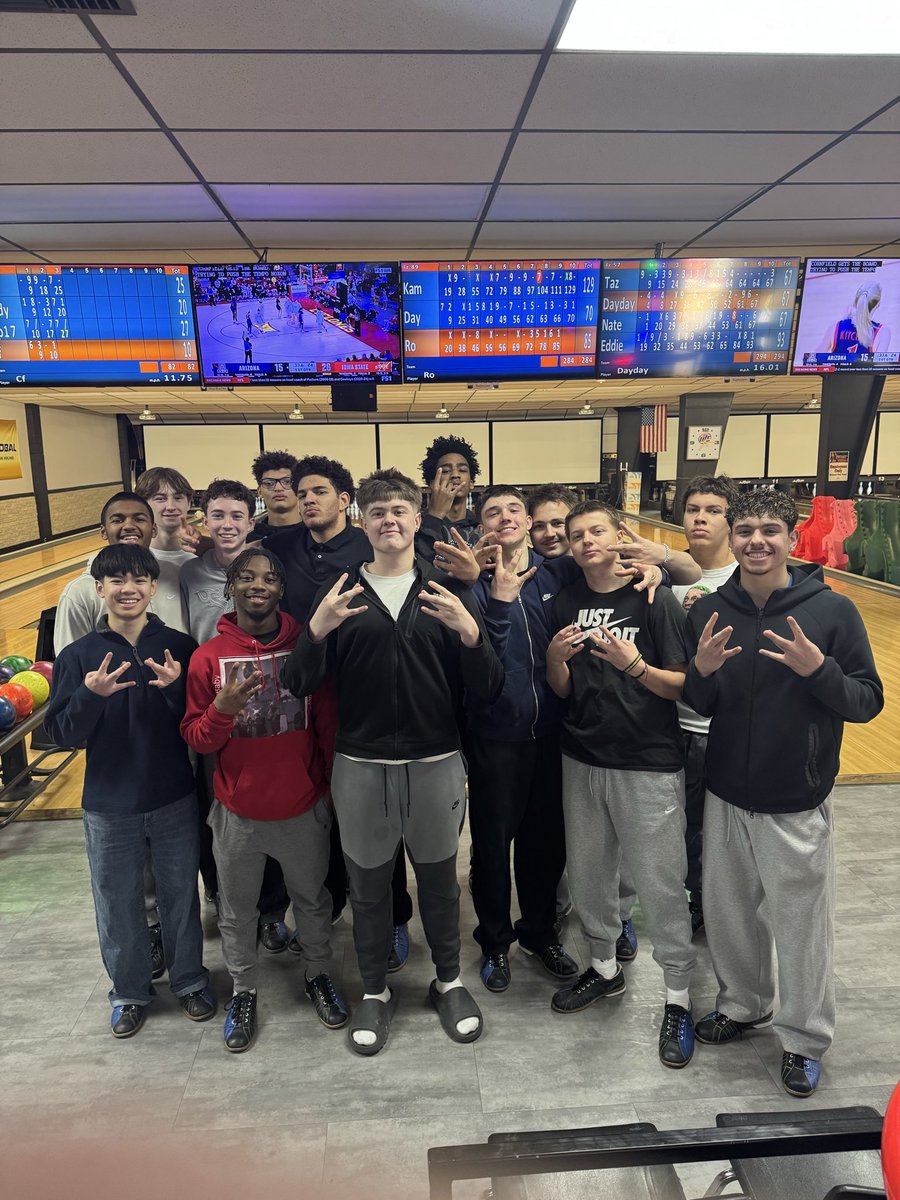 SCWestMBB's tweet image. Thank you to the Lam family for our team bonding today at Plaza Bowl. We found out who our real athletes are! 🎳