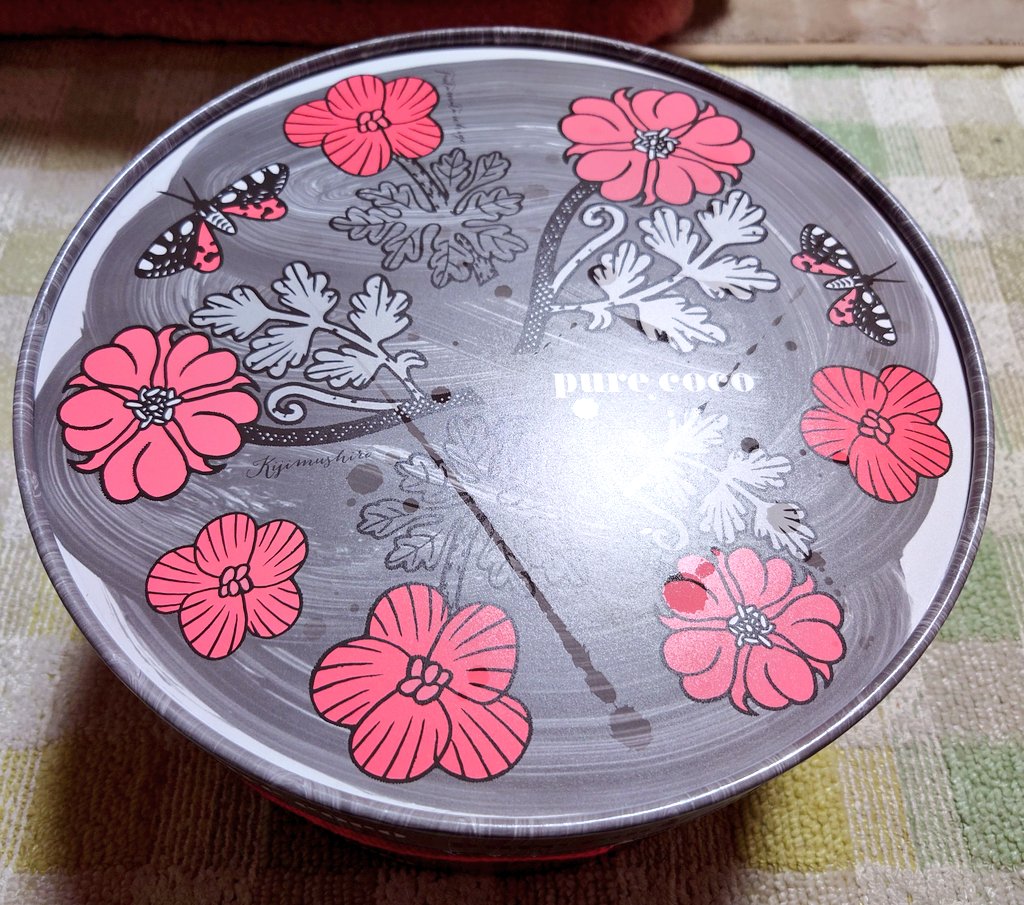importvodka's tweet photo. pure coco
4種アソート44個入
去年、サクサクでめちゃ美味い！てなったのででかいの買った。
でも、ミルクは1個食べたら満足なので会社に持っていって配りまくった。
残りはじわじわ食べてます〜 https://t.co/MgnjCfHCFq