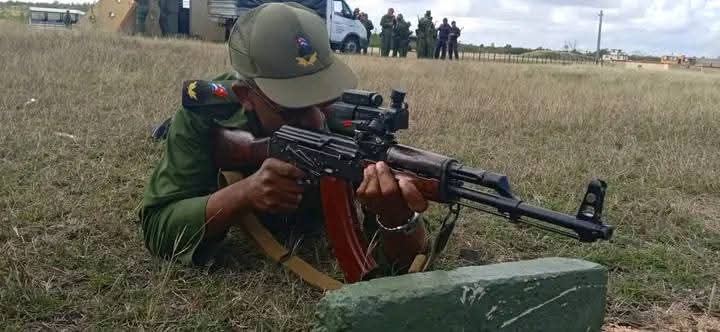 Con #HonorHolguinero se realizó el día Nacional de la Defensa en #HolguínSí 
donde se puntualizaron y verificaron la organización y disposición combativa de las formaciones especiales de la provincia. También incluyó ejercicios de preparación combativa.
Con #Cuba Venceremos.