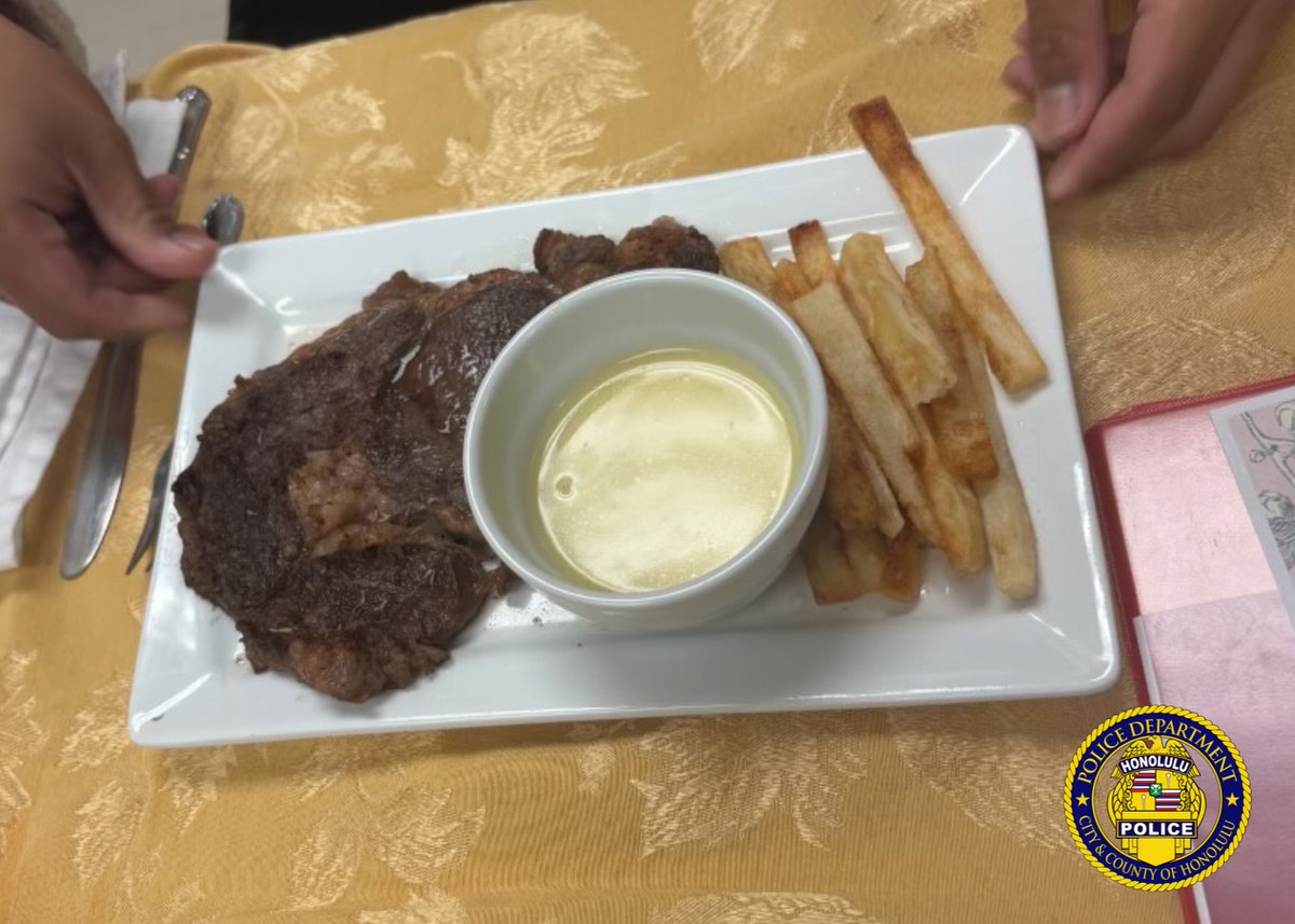 honolulupolice's tweet image. Special guest alert! 🍽️ SRO Darley joined the @KapoleiHigh Culinary Arts class to sample student-made dishes. Positive vibes and delicious bites! 👨‍🍳 A great example of engagement and support in the school community. #CulinaryArts #SchoolLife #Community #ɪɴsᴛᴀɢᴏᴏᴅ