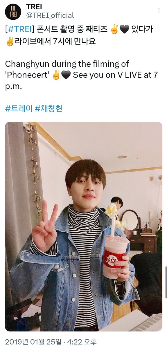 SOY296's tweet photo. 190125 TREI_official
[#TREI] 폰서트 촬영 중 째티즈 ✌🖤 있다가 ✌라이브에서 7시에 만나요

Changhyun during the filming of 'Phonecert' ✌🖤 See you on V LIVE at 7 p.m.

#트레이 #채창현 https://t.co/aVm5ZMW8L4