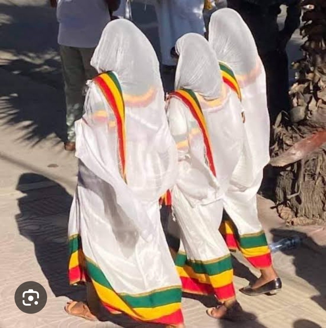LikeSugur31621's tweet photo. እግሮች
ትናንሽ ቀያይ ብርቱካን መሳዮች👌
በጥልፍልፍ ቆዳ ተውበው የፈኩ አደዮች
እሚያሳዝኑ ዕምቡጦች
እሚያሳሱ አበቦች
ሽንሽን ቀሚስ
እሚዘናፈል ገበስ
ድንጉጥ አይኖች
የበረገጉ
መከራ ያላያቸው
ስሜት ያጋያቸው
አጀብ እናንተው
ዕንቆጳዝዮን ናቸው💥 https://t.co/iWWn7OVpA1