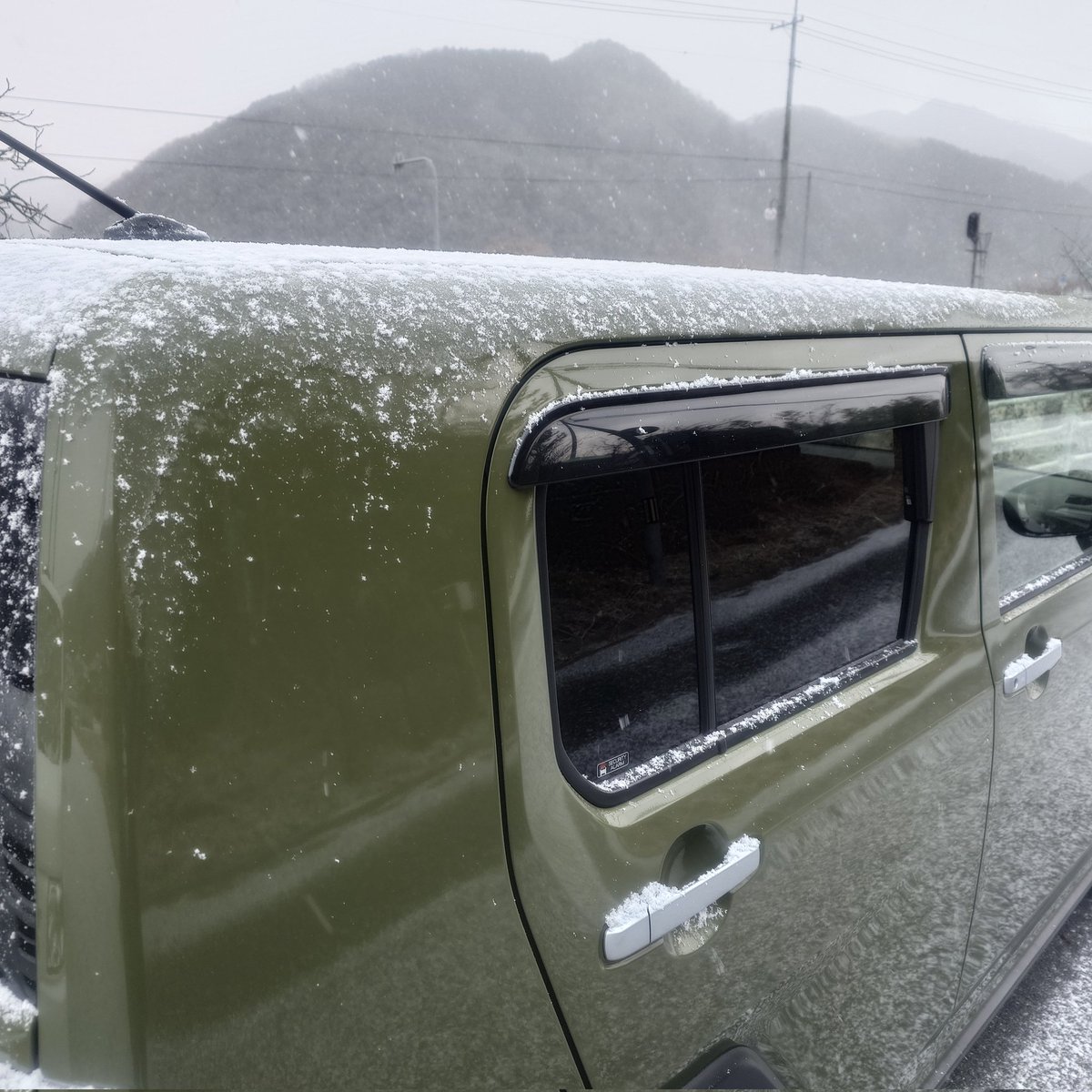 unclek1963's tweet image. 地区のゴミ回収当番中🙂
雪が降ってきて寒い〜❄😭😭😭