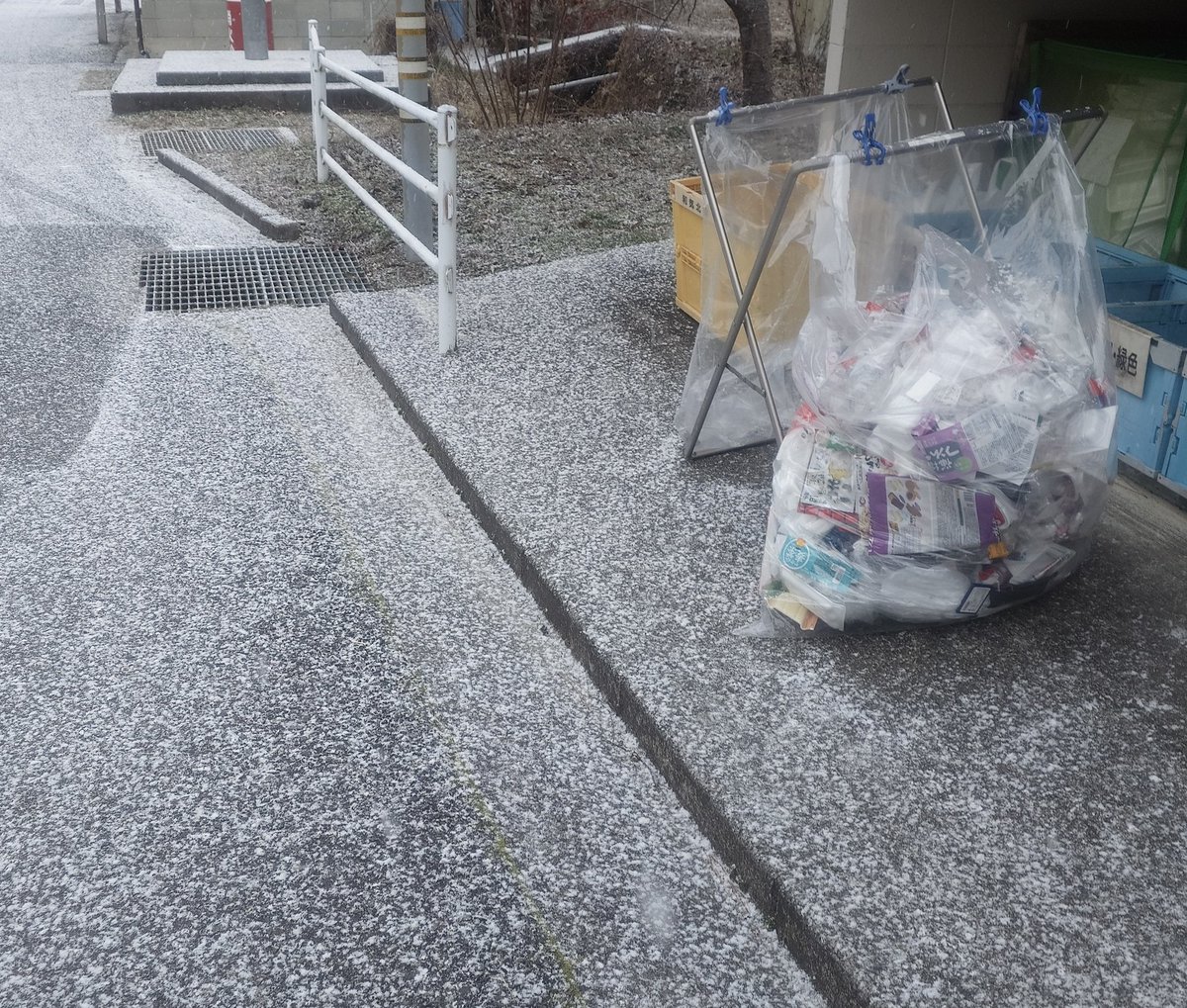 unclek1963's tweet image. 地区のゴミ回収当番中🙂
雪が降ってきて寒い〜❄😭😭😭