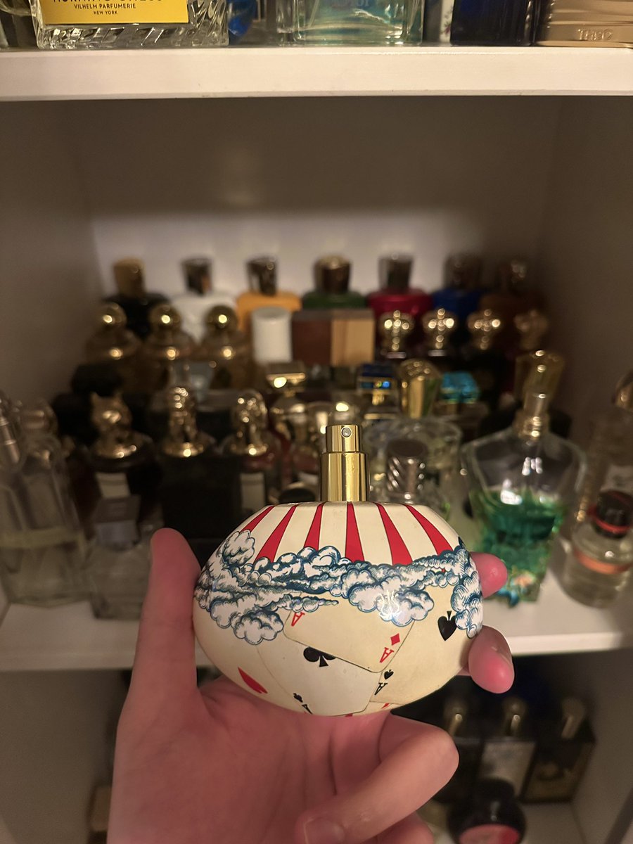 قامبلينق 🃏♣️♦️♠️

 من ذا هاوس اوف عود 

هذا العطر لا يطلب إعجابك ولا يشرح نفسه
ولا يهتم إن فهمته من أول مرة

إما أنك من القلة التي تلتقط المعنى 

من الأغلبية التي تبحث عن ريحة حلوة وتمشي 

هو عطر لا يُجامل الذوق السائد ولا يحاول أن يكون محبوبًا لأنه يعرف أن العظمة لا تُقاس