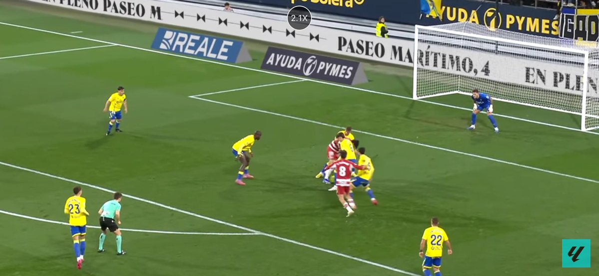 Es la primera vez en toda la temporada en que un delantero de nuestro equipo se saca una oportunidad de gol del bolsillo, de donde no había nada. Además ha servido como preliminar para el 0-1. El oficio de delantero de área siempre compensa. Ojalá se vaya asentando