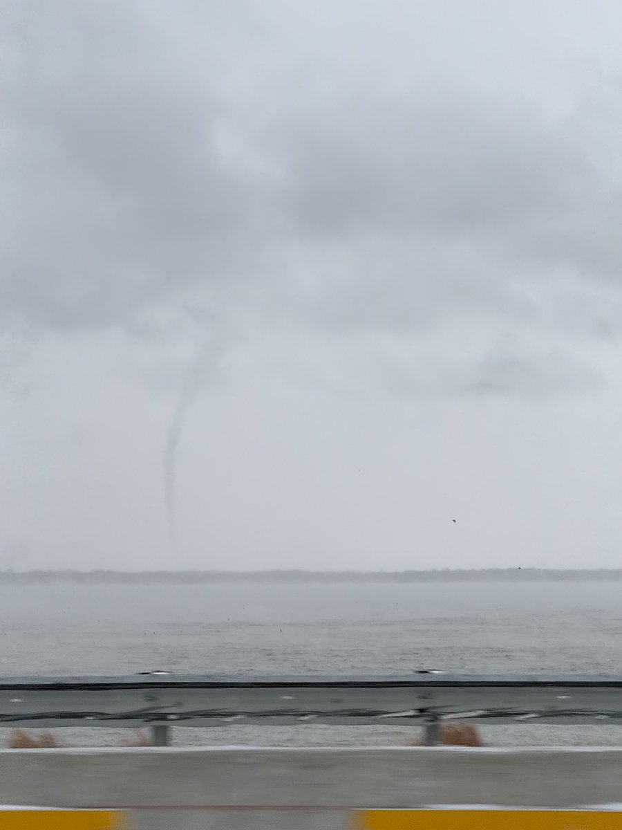 Lake Eufaula 1 one hour ago. 🤔 <a href="/NWSNorman/">NWS Norman</a> <a href="/NWStulsa/">NWS Tulsa</a> #waterspout #winterstorm pic by Blake Frost