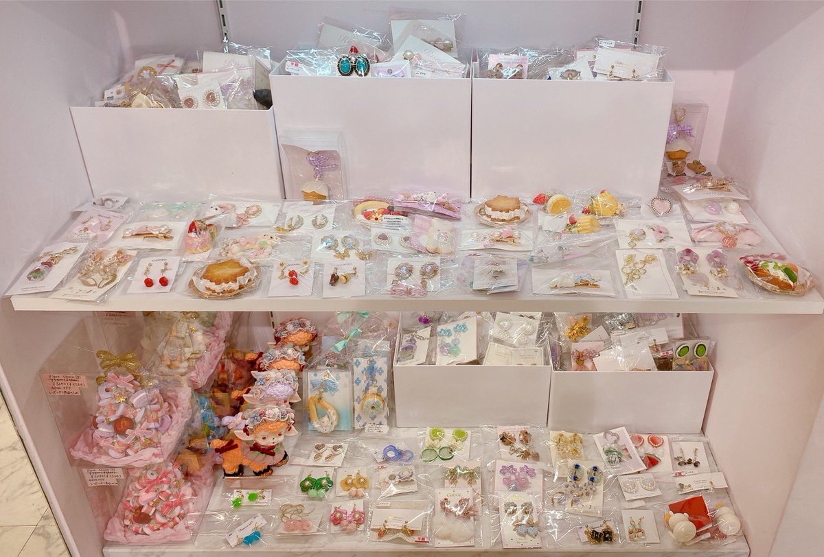 Kawaii__Stars's tweet photo. 4F♡Kawaii☆Stars SHOP💕
ラフォーレ原宿店

LAFORET GRAND BAZAR💖
🌈絶賛開催中❣️

カワスタのグランバザール初日も
ご来店、お迎えいただきありがとうございました✨

まだまだ見逃せない💕
30〜50%OFFのお得なアイテムが本日も店頭でお待ちしています💖

今しかないチャンスをどうぞ♡お見逃しなく🌟

＃ラフォーレグランバザール