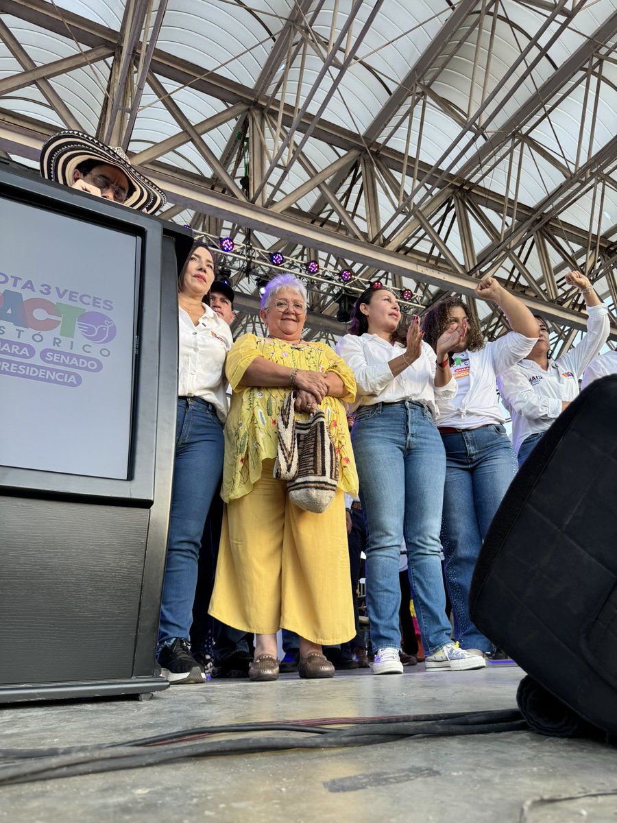 También me sorprendió cuánto le copió la gente <a href="/AlexandraPined_/">Alexandra Pineda Ortiz</a> cuando habló, sin duda entre los candidatos del pacto es la que tiene más recordación, y como no ver la sonrisa de niña que llevaba <a href="/Imeldadaza/">Imelda Daza Cotes</a> al ver el cariño de la gente ahí reunida para con ellos.