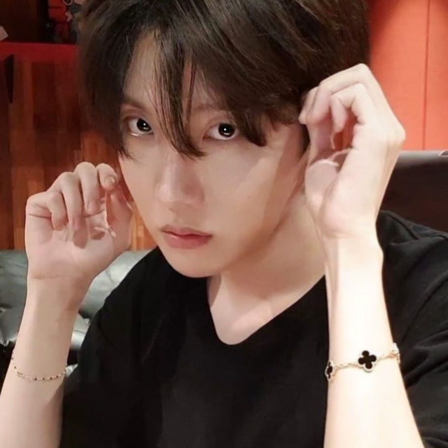 hsk who gets unexpectedly and undeniably horny when his bf, nj, goes on tangents about whatever intelligent topic nj is thinking about at the moment, even if hsk doesn’t fully understand it

all hsk cares about is how hot his insanely smart bf is 🤓🧵