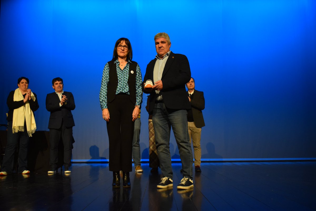 CCSegria's tweet image. "Sardanes a la fresca", guardonat a la 30a Nit de la Sardana a Artesa de Segre. En nom del Consell Comarcal del Segrià ha recollit el premi Àlvaro Boqué, cap de l'àrea de Cultura. Més informació: segria.cat/arees/cultura/…