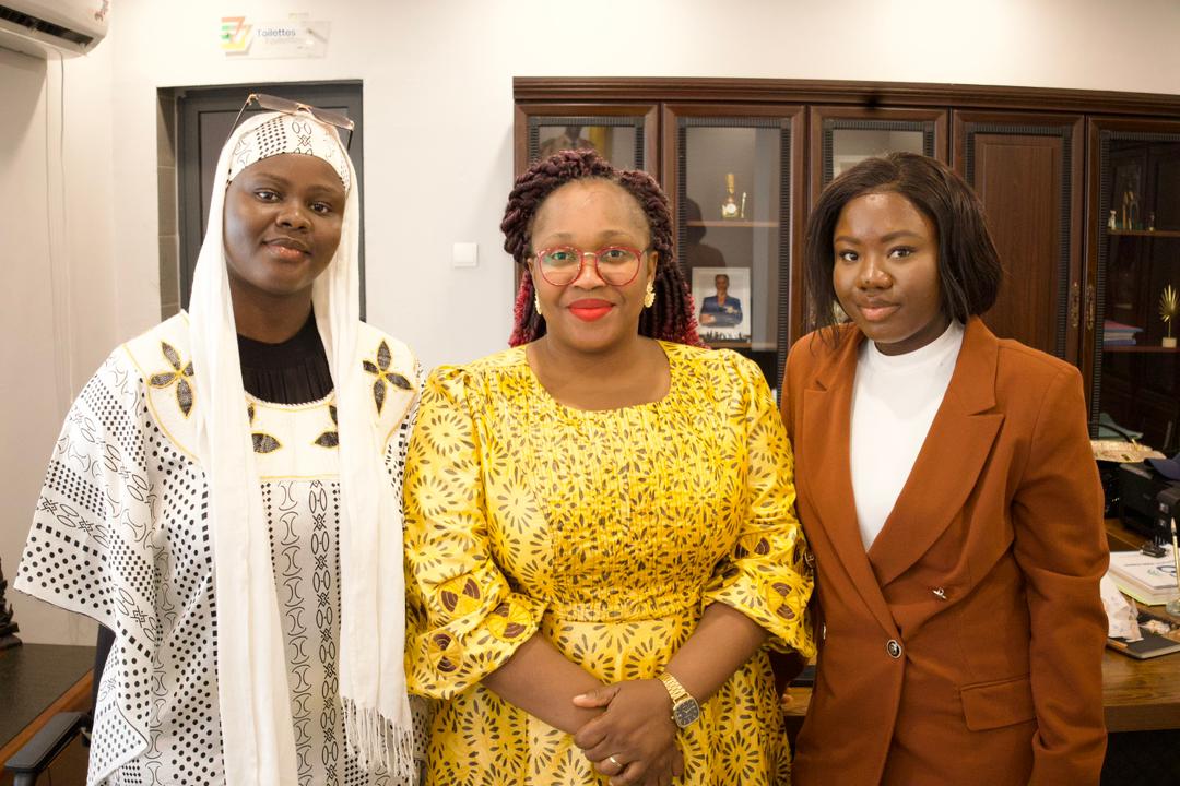Hier, j'ai eu le plaisir de recevoir les jeunes organisatrices des 𝐀𝐟𝐫𝐢𝐜𝐚𝐧 𝐖𝐨𝐦𝐚𝐧 𝐀𝐰𝐚𝐫𝐝𝐬, conduites par Mme Camara Makèmè Konaté. Nos échanges ont porté sur la 4e édition de cet événement ambitieux.
 Bravo à toute l’équipe pour  la vision et l’énergie.