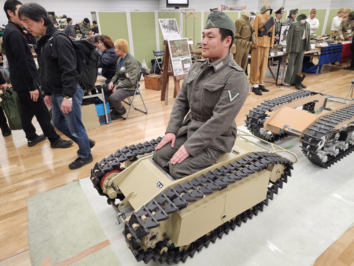 info059's tweet image. 차량검문을 당했는데 수고비를 달란다.