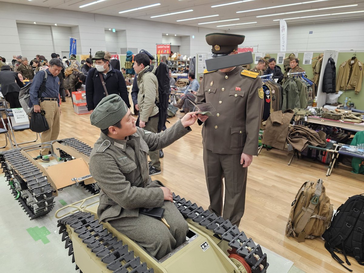 info059's tweet image. 차량검문을 당했는데 수고비를 달란다.