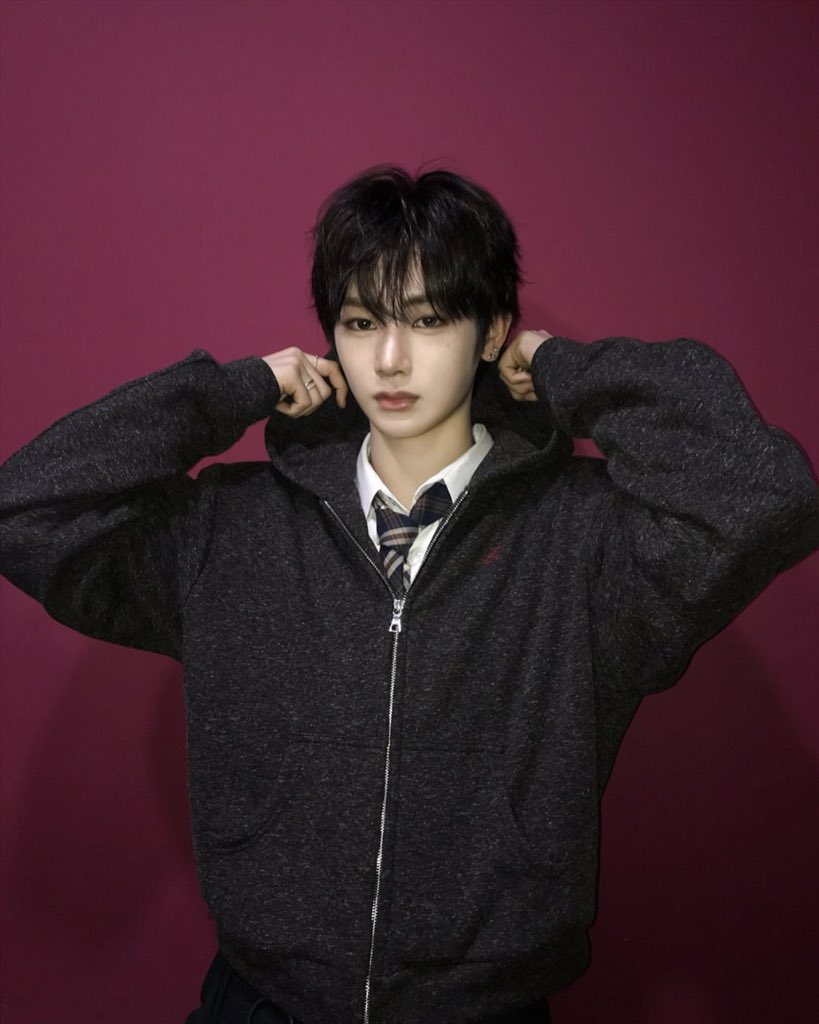 디어 tweet media