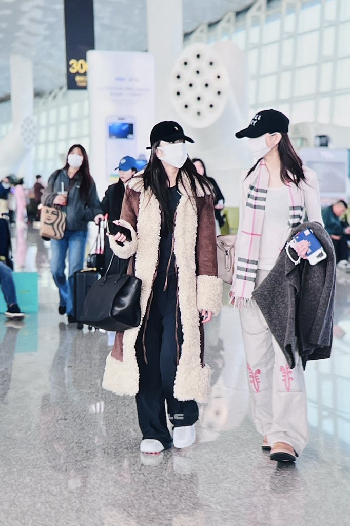 lc_cjs's tweet image. 260125 SZX 궁합즈재잘재잘🐶💬🐰💬 #ITZY #있지 #LIA #리아