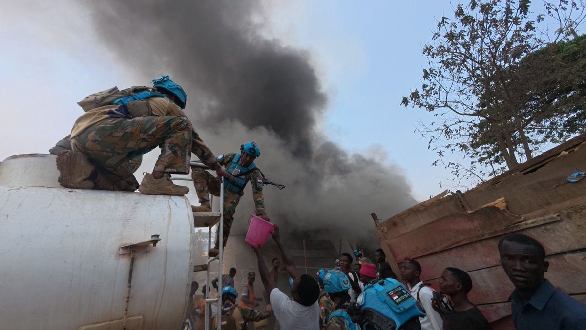 #Ituri: Un incendie a éclaté au Café Nganda Bruxelles, à #Komanda Centre. Grâce à l’intervention rapide des Casques bleus indonésiens de la #MONUSCO, appuyés par la communauté locale, le feu a été rapidement maîtrisé sans faire de victimes.