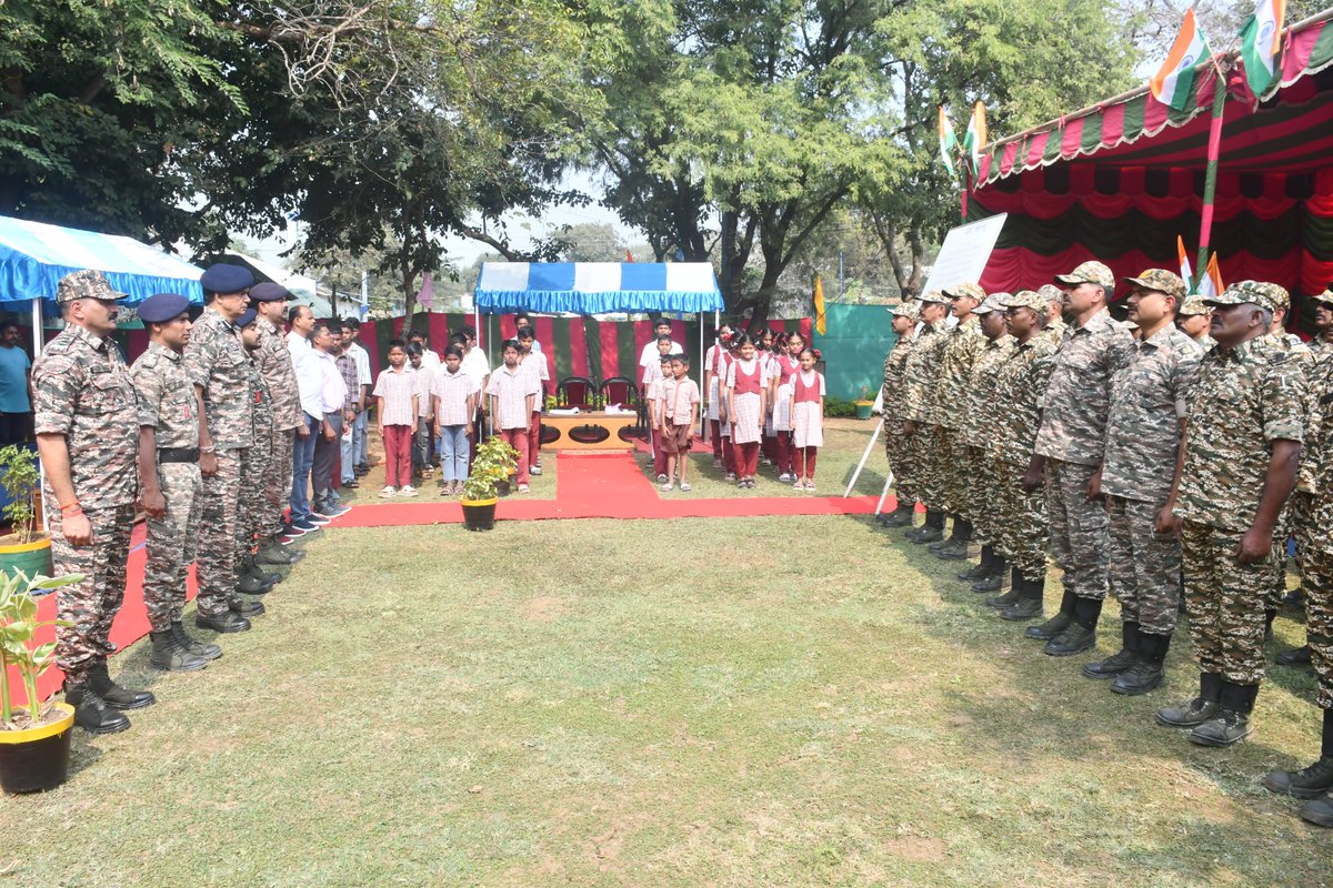 COMDT81BNCRPF's tweet photo. Soulful mass singing of "Vande Mataram" by officers and CRPF personnel of 81 BN with teachers &amp; students of Zila Parishad High School, Satyanarayanapuram,  followed by essay writing and drawing competition among students of Zila Parishad High School, Satyanarayanpuram . 
#CRPF https://t.co/HrXToLfldZ