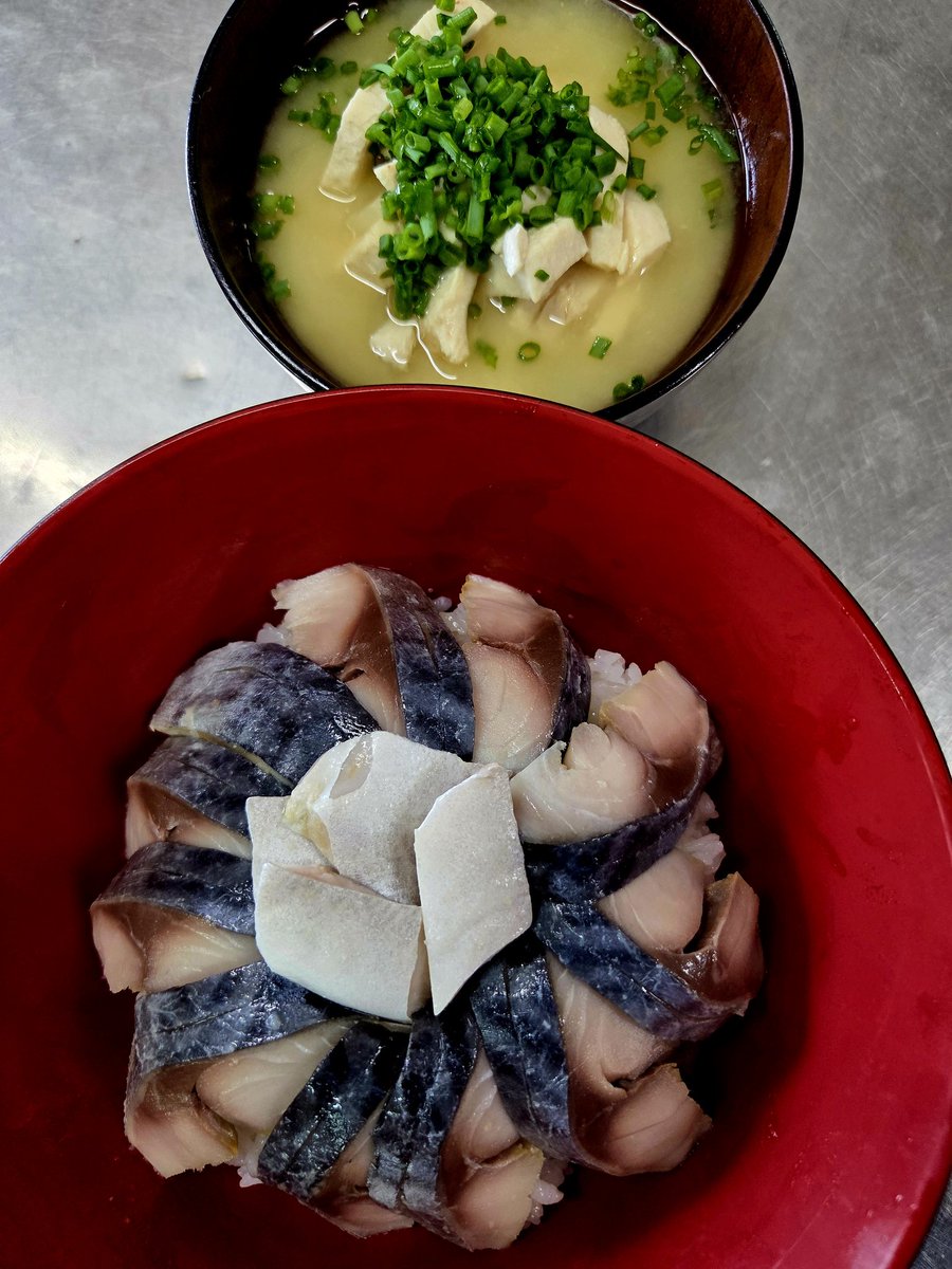 Yuumi_a0919's tweet photo. ハナちゃんどうしたの🤣🤣
陽射しあればポカポカです☀️

今日のお昼ごはん、
頂き物の〆鯖で酢飯用意して〆鯖丼!
お客様に出せない魚で魚汁ッ👌

#おうちごはん https://t.co/eD03tbgB3r