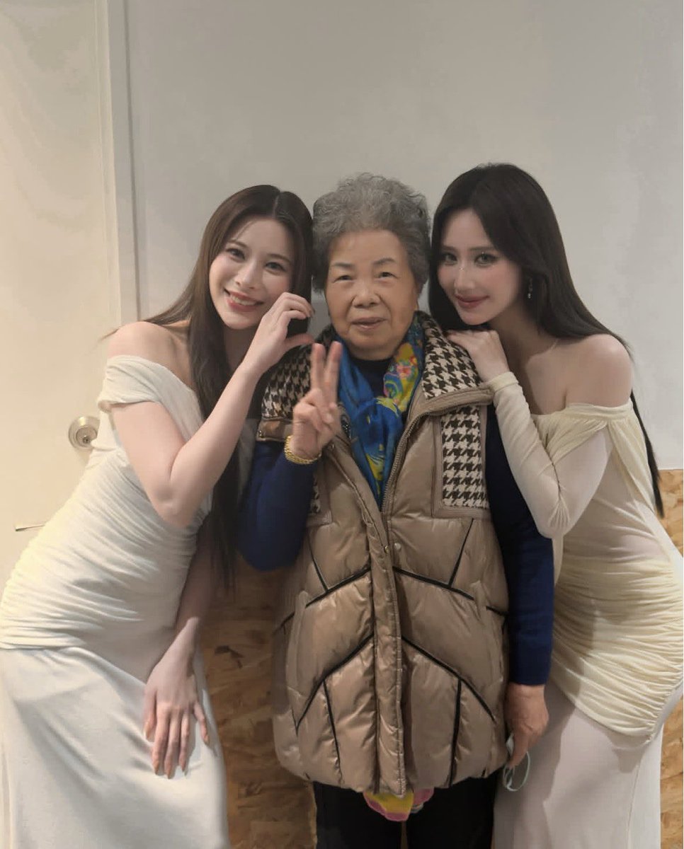 สถานะ : กำลังยิ้มให้จอโทรศัพท์

#9779s #janeeyeh #supassra_sp