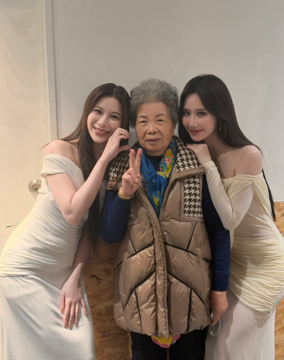 kaojane with jane’s grandma they are so cute 🥹🤏🏻